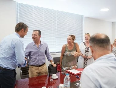 Το νέο πρόγραμμα της ΝΔ για την πολιτική προστασία παρουσίασε ο Μητσοτάκης σε συνάντηση με τους πυρόπληκτους (φώτο)